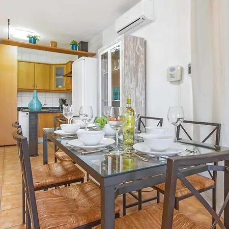 Playa Blanca Sleeps 3 Air Con Wifi Villa